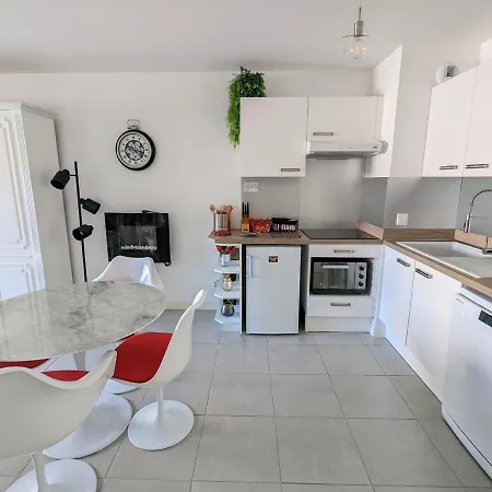 Apartment Centre - T2 Avec Balcon, Parking Securise, Proche Gare, Commerces Et - Fr-1-420-90