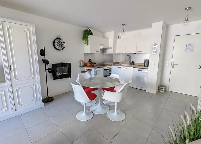 Centre - T2 Avec Balcon, Parking Securise, Proche Gare, Commerces Et - Fr-1-420-90 Apartment *