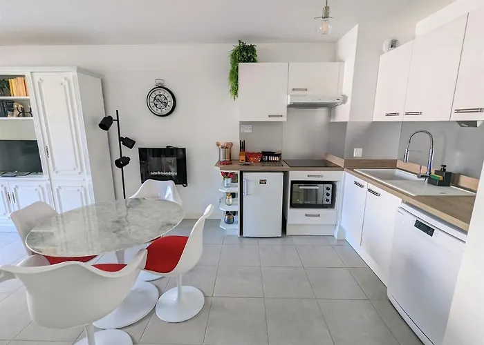 Apartment Centre - T2 Avec Balcon, Parking Securise, Proche Gare, Commerces Et - Fr-1-420-90