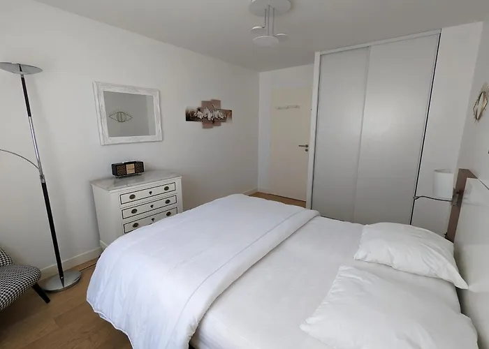 Centre - T2 Avec Balcon, Parking Securise, Proche Gare, Commerces Et - Fr-1-420-90 Apartment *